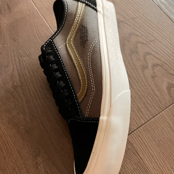 Vans - Picture 5 of 11